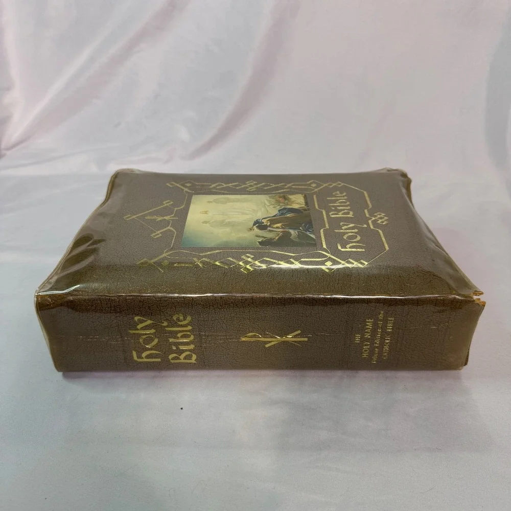 1965 Holy Name Deluxe Edition Catholic Bible Gold Gilt Illustrated Vintage
